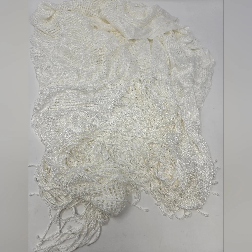 BOHO WHITE CROCHET STYLE TRIANGLE SHAWL WRAP FLORAL FLOWERS FRINGE EDGE WOMEN OS